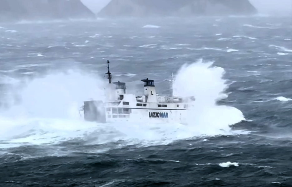[Video] Fähre von 8 Meter hohen Wellen getroffen! 120 Passagiere an Bord, Risse im Schiff!