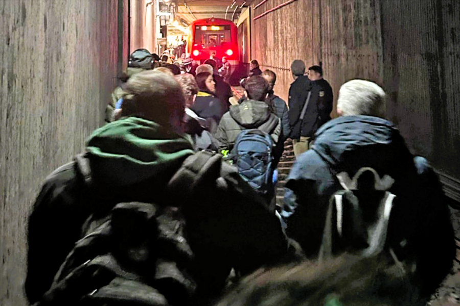 Zug entgleist! 6 Verletzte an Bahnhof - Zugverkehr gestört, S-Bahnen evakuiert!