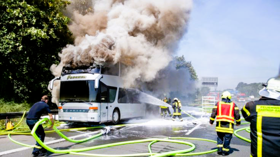 Flammenhölle auf der Autobahn - Bus gerät in Brand und brennt komplett aus