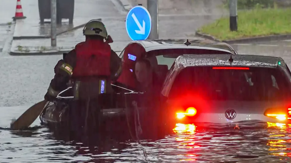 Unwetter-Alarm in 81 Kreisen! 2. Höchste Warnstufe ausgerufen - Minister warnt: "Es geht um Leib und Leben!"