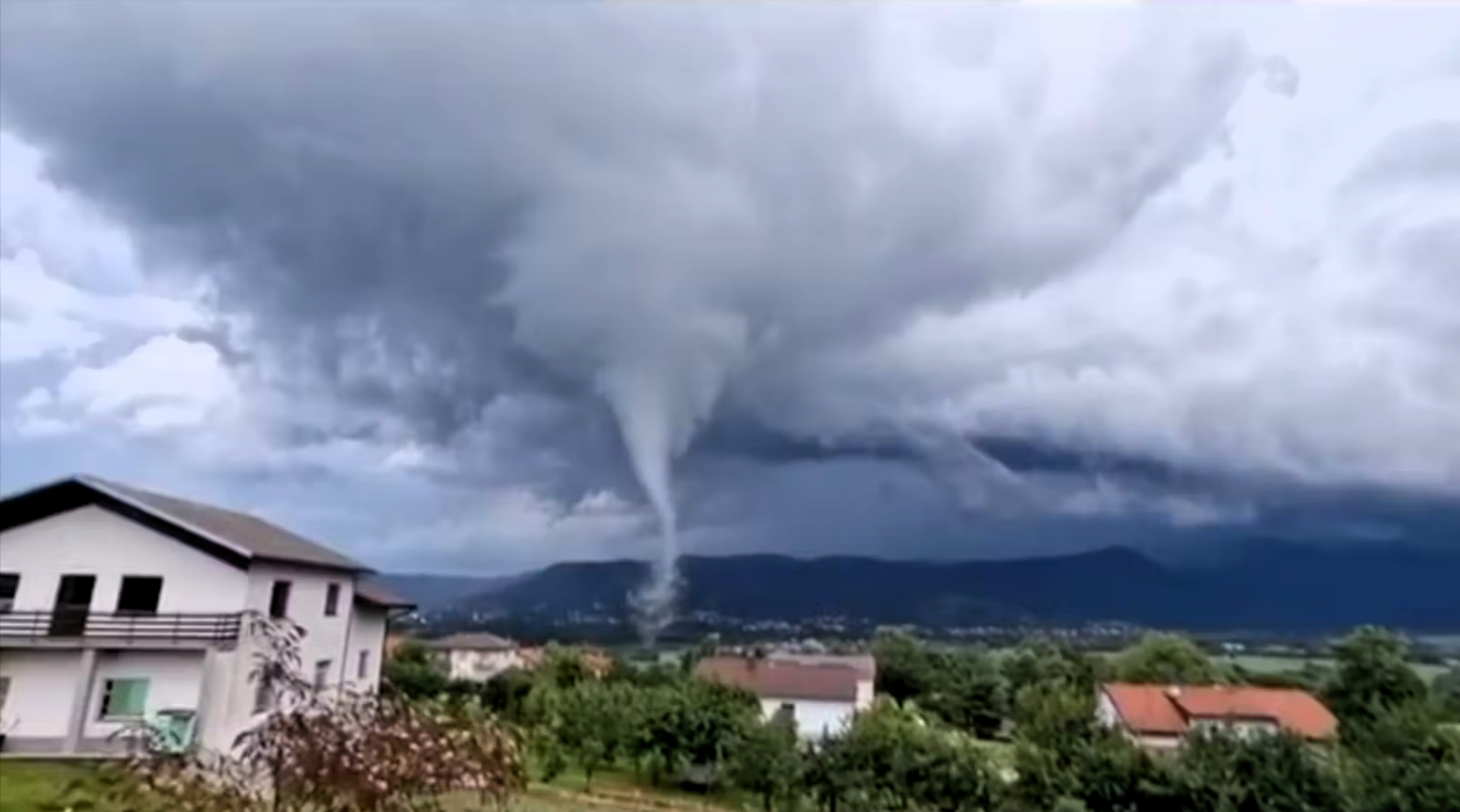 Unwetterschäden in Millionenhöhe! Tornado verwüstet Sachsen, Hauswand eingestürzt, Straßen überflutet!