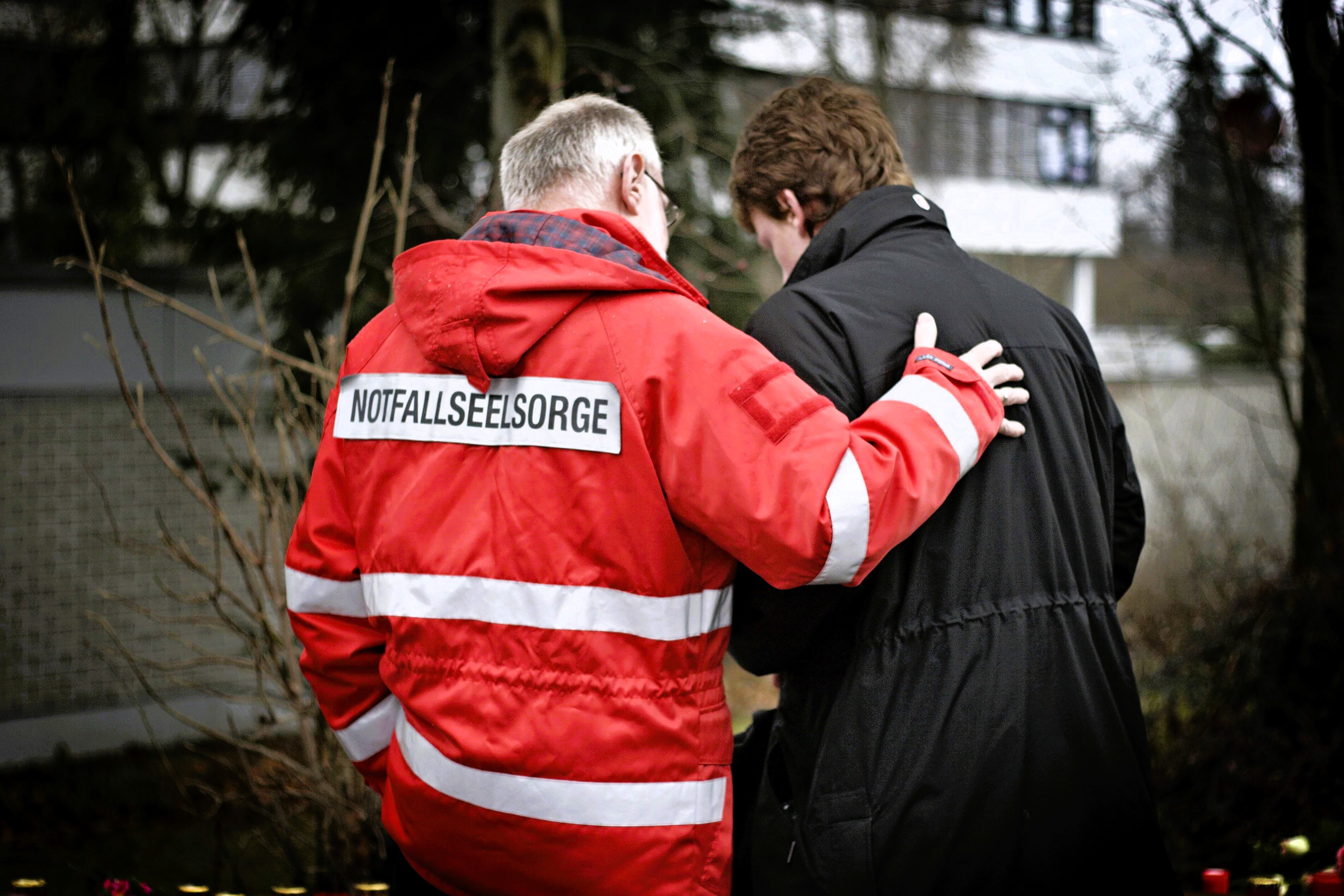 Terroranschlag in Solingen: 3 Menschen auf Volksfest getötet! Täter auf der Flucht, Straßensperren!