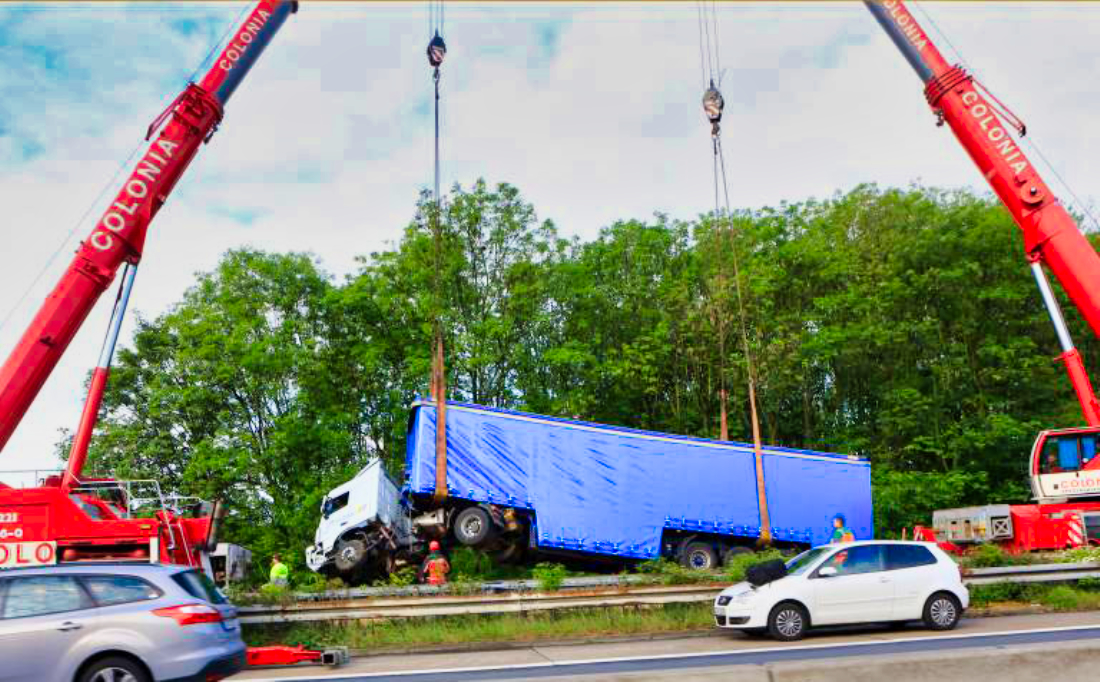 Vollsperrung Auf Autobahnkreuz! Folgenschwerer Unfall – LKW Durchbricht ...