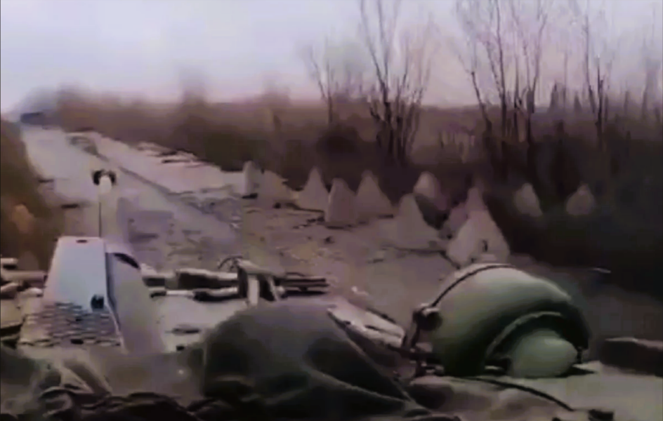 Im Video! Ukrainische Panzer durchbrechen Russlands Festungslinie! Verteidigungsanlagen halten Ansturm nicht stand! 