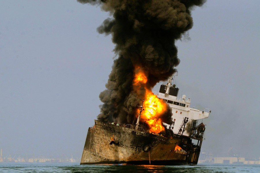 Terror-Attacke auf Öltanker! Drohne - greift Tankschiff auf offenem Meer an!