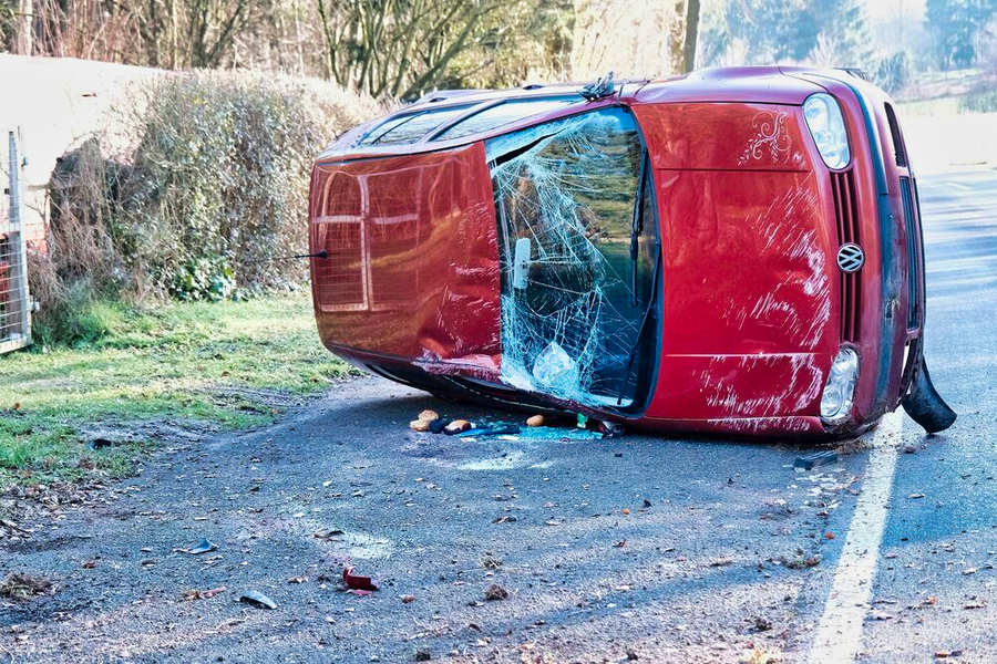 Mädchen stirbt bei Unfall! Mercedes knallt gegen Ampel und Baum – Beifahrerin stirbt!
