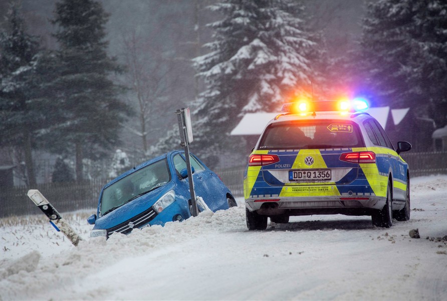 Schwere Glätte-Unfälle❄️! Pkw rutscht unter Lkw - 2 Menschen tot! Erster Schnee sorgt für Tragödie!
