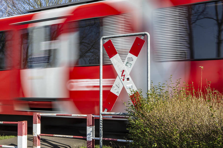 Schweres Zugunglück am Morgen - Radfahrer stirbt nach Kollision mit Regionalbahn!