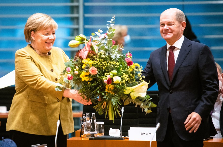 Paukenschlag in der Regierung! - Olaf Scholz lockt Angela Merkel zurück in die Politik