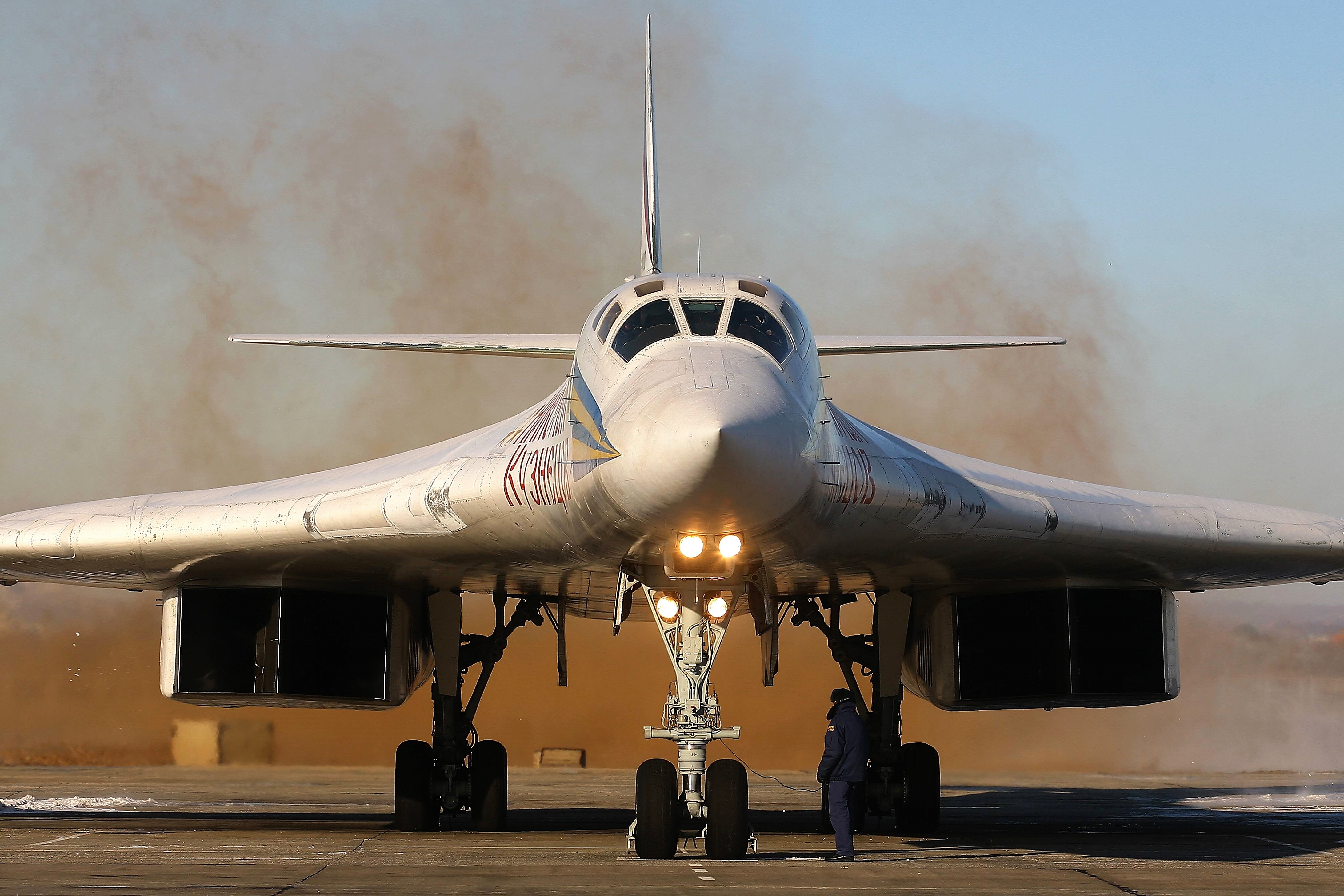 Бомбардировщики ракетоносцы. Белый лебедь самолет ту 160. Ту-160м белый лебедь. Стратегический бомбардировщик ту-160. Ту-160м.