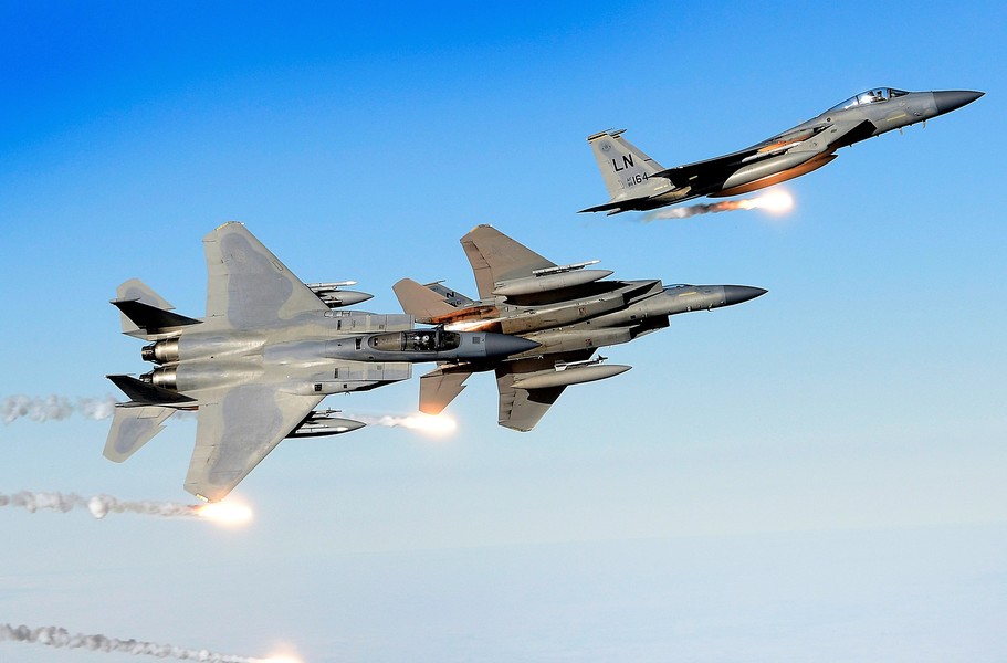 Bombendrohung gegen Ryanair-Maschine - NATO-Kampfjets begleiten Flugzeug in der Luft!