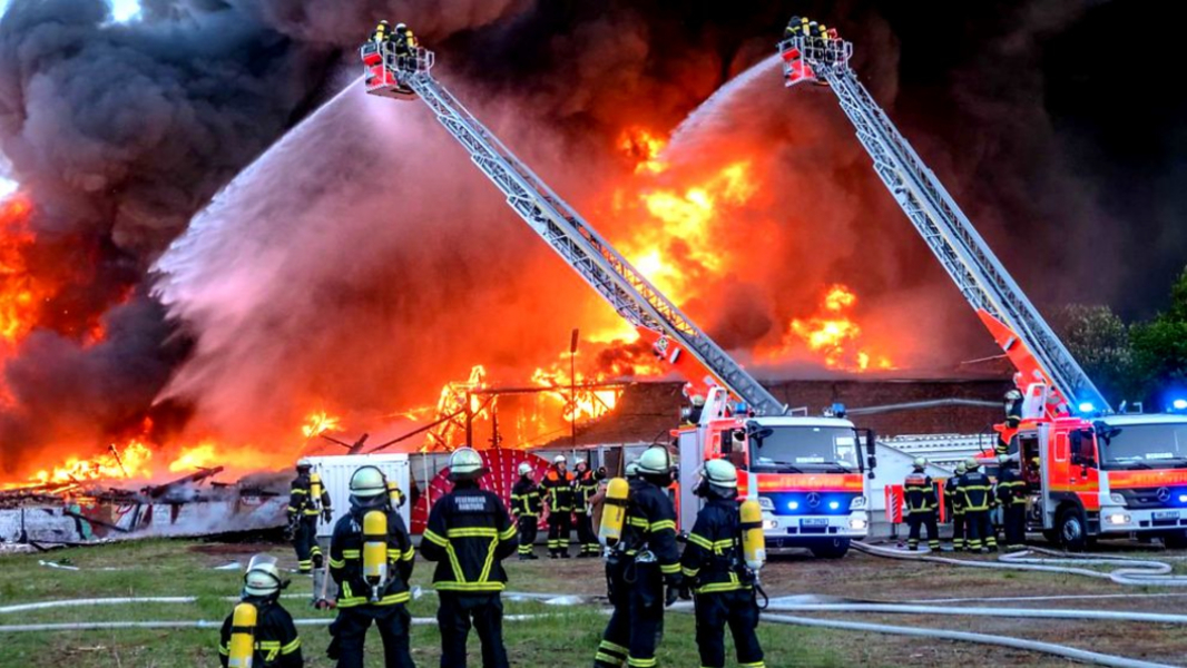 Eilmeldung🔥 Explosion in Wohnhaus gemeldet - Gastherme löst Flammeninferno aus!