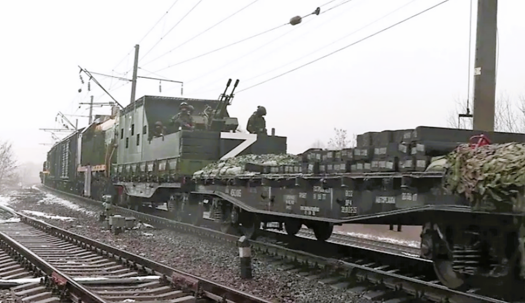Putins schickt seinen Panzerzug in den Krieg! Bis auf die Zähne bewaffneten Monsterzug rollt Richtung Ukraine!