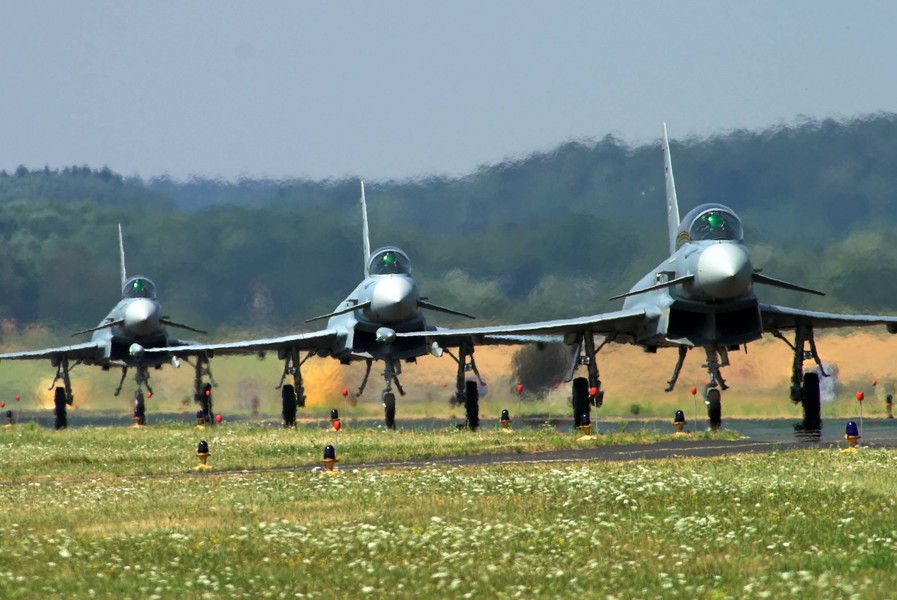 Alarm über der Ostsee! Deutsche Eurofighter fangen russisches Militärflugzeug ab! - Alarmrotte gestartet