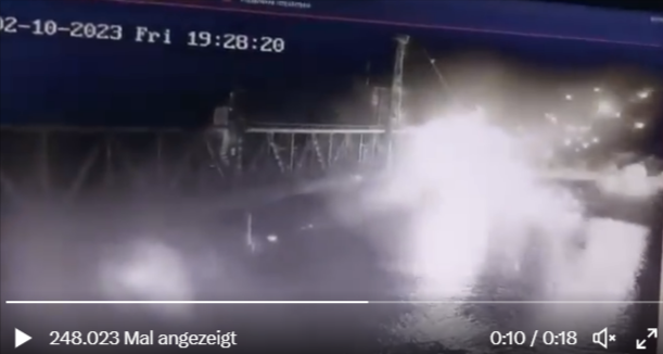 Schock-Video zeigt gnadenlosen Angriff - Putins Schergen sprengen wichtige Brücke mit Unterwasserdrone