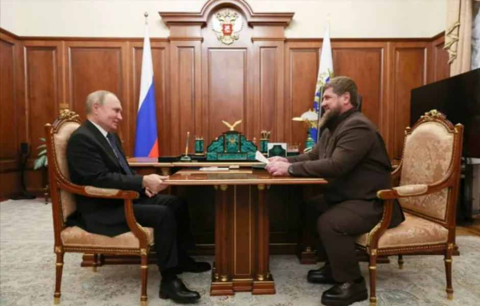 Peinliches [Video]▶️ schockt Russland! Zitternder Bluthund Kadyrow sitz vor Putin und hat Angst