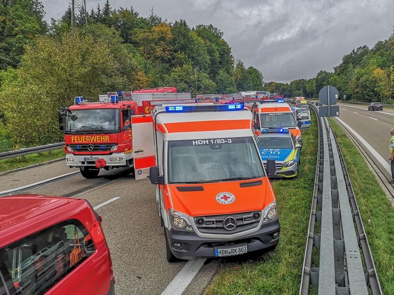 VW-Bus rast frontal in PKW! 2 Tote bei Geisterfahrer-Unfall! 