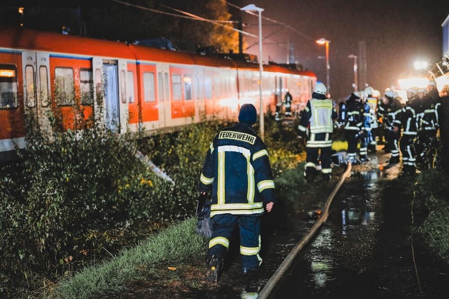 EILMELDUNG - Axt-Angriff in Regionalbahn! Jugendlicher schwer verletzt! Mann greift wahllos Menschen an!