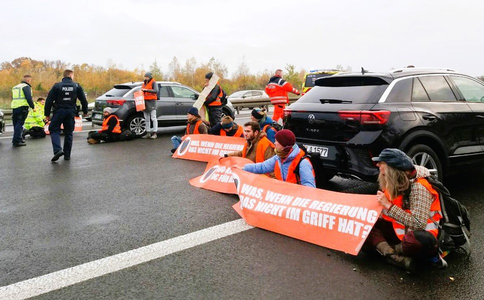 LKW-Fahrer verprügelt Klimakleber nach Verkehrschaos – Lkw-Fahrer rastet aus aus und tritt Aktivisten zusammen!