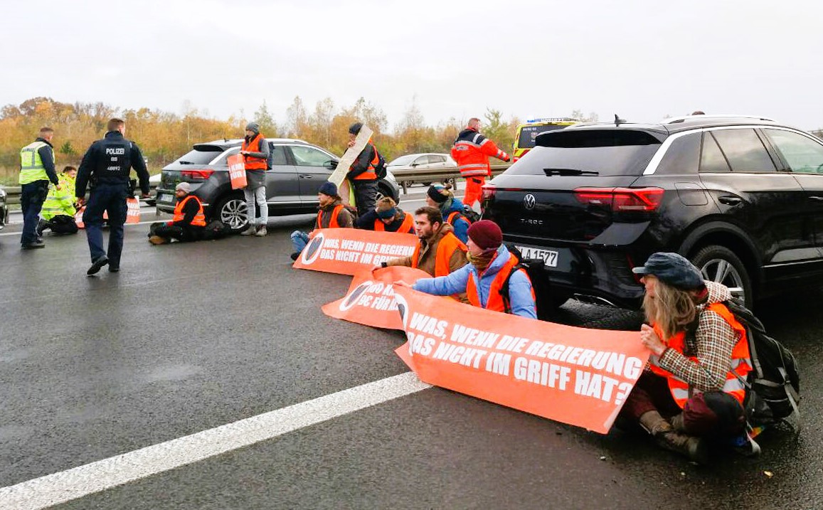 LKW-Fahrer verprügelt Klimakleber nach Verkehrschaos – Lkw-Fahrer rastet aus aus und tritt Aktivisten zusammen!