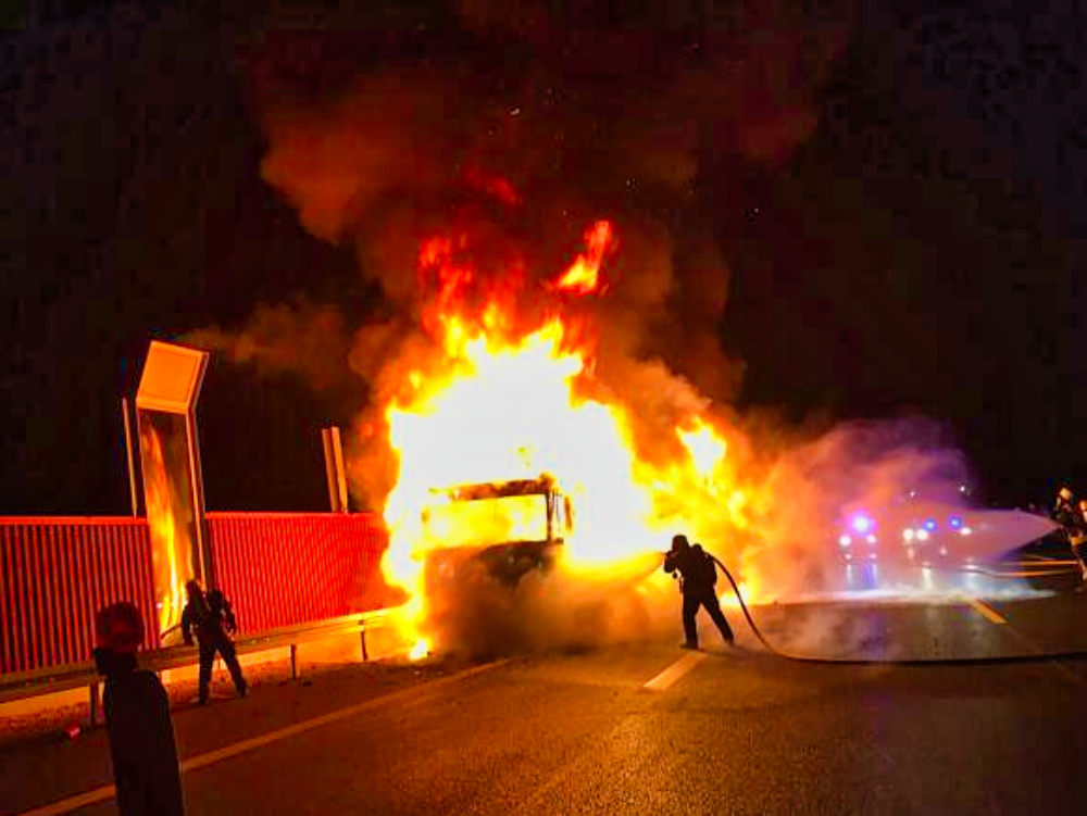 Feuer auf der Autobahn! Sperrung in beide Richtungen - Lkw geht in Flammen auf!