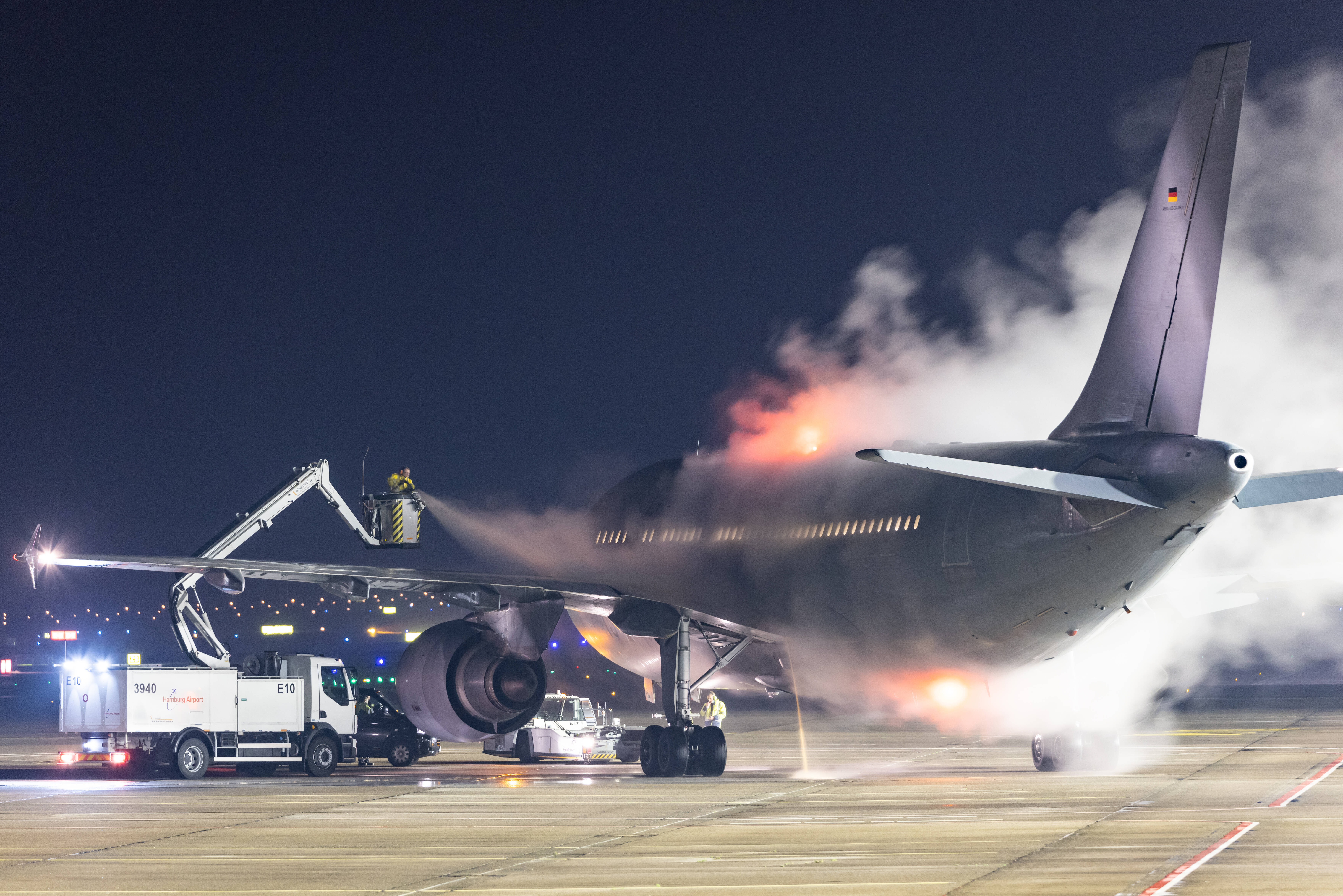 Lufthansa-Maschine rammt Transportfahrzeug nach Landung! Schwerer Unfall am Flughafen Frankfurt