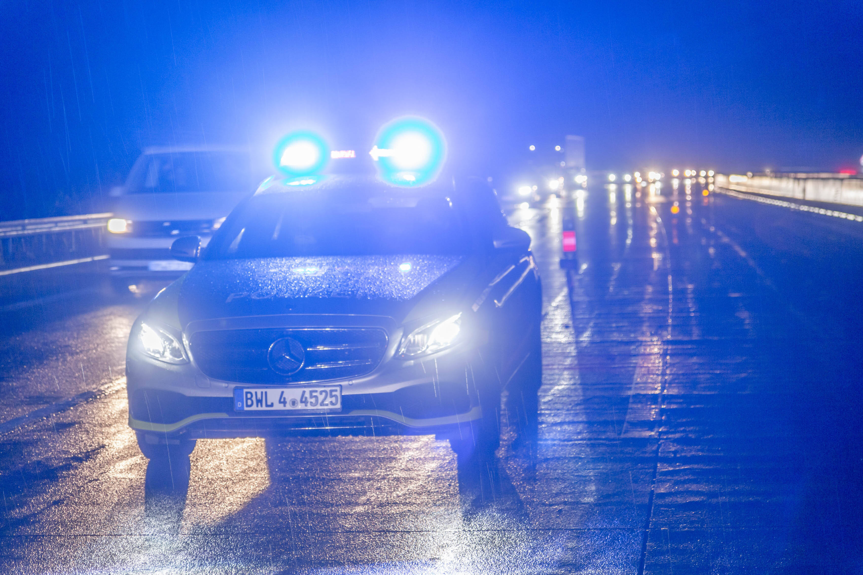 Schüsse auf deutscher Autobahn - Beifahrer schießt auf Mercedes-Fahrer - Treffer in der Brust!