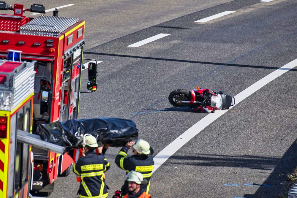 Schrecklicher Motorrad-Unfall! Junge Frau bei Unfall mit Motorrad getötet - sie war nur Beifahrerin!