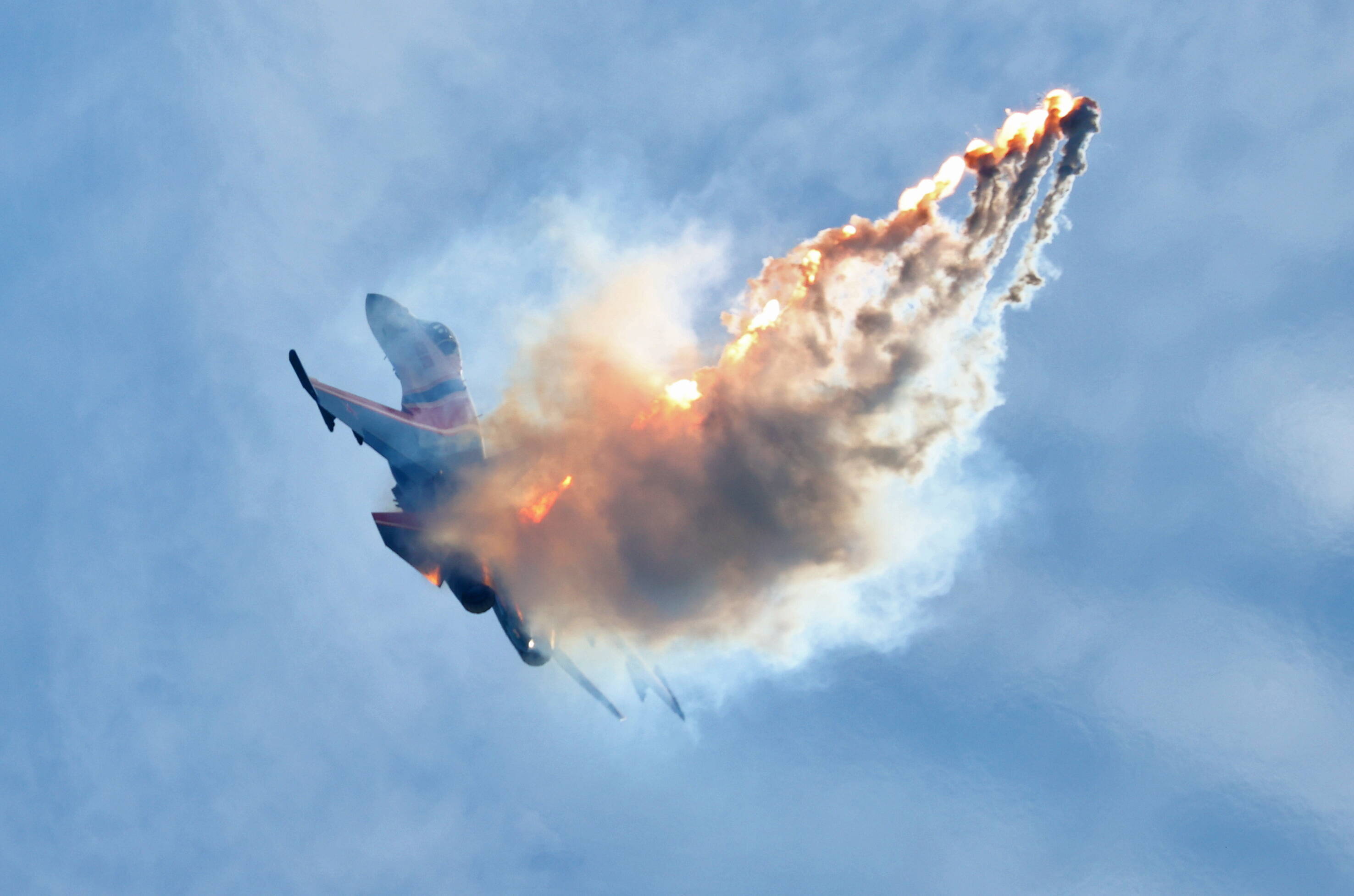 NATO-Kampfjet abgestürzt! Maschine explodiert in einem Feuerball auf einem Luftwaffen-Stützpunkt!