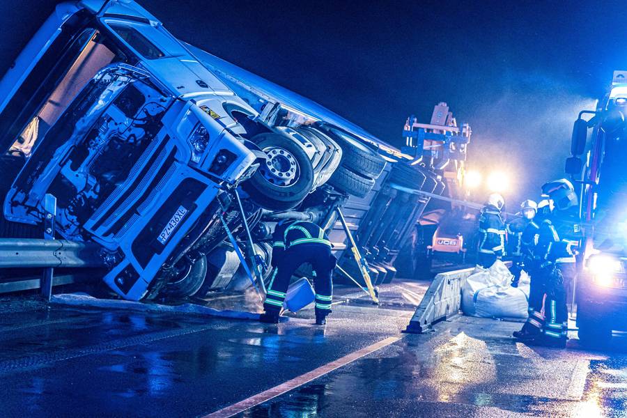 LKW kippt auf PKW! Vollsperrung - Schwerer Unfall auf der Autobahn - 2 Menschen massiv verletzt