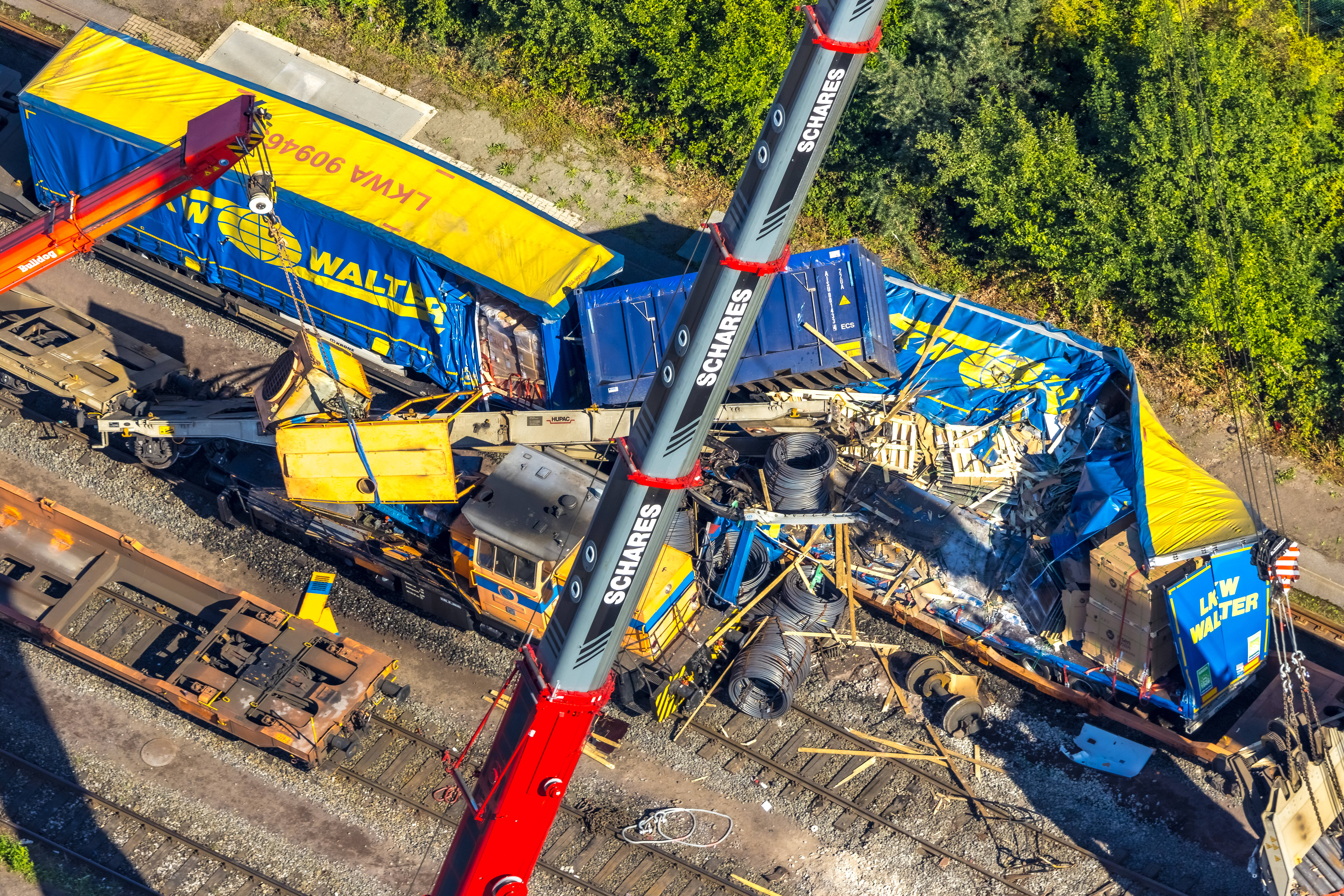 Güterzug kollidiert mit Bahn und entgleist! Schweres Zugunglück in NRW - Polizeihubschrauber im Einsatz