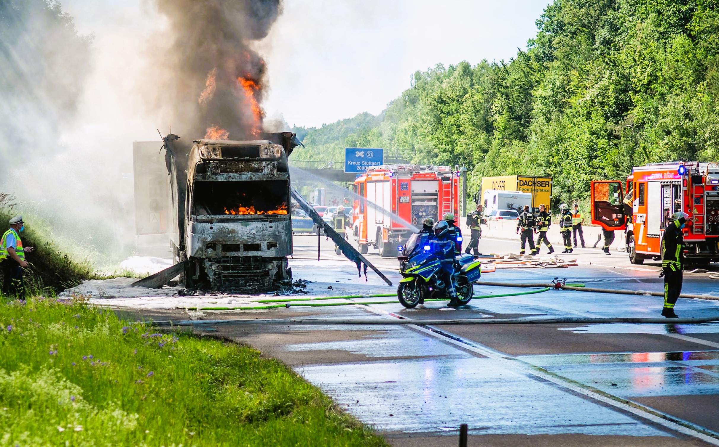 Feuer auf der Autobahn - LKW geht in Flammen auf! Vollsperrung