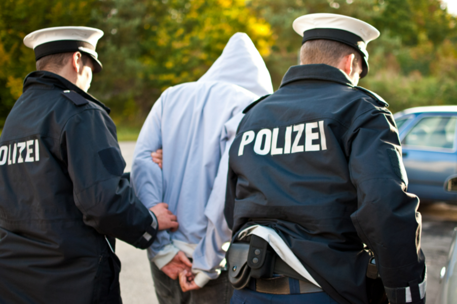 International gesuchter Mörder an deutschem Flughafen verhaftet - nach 18 Jahren Flucht!