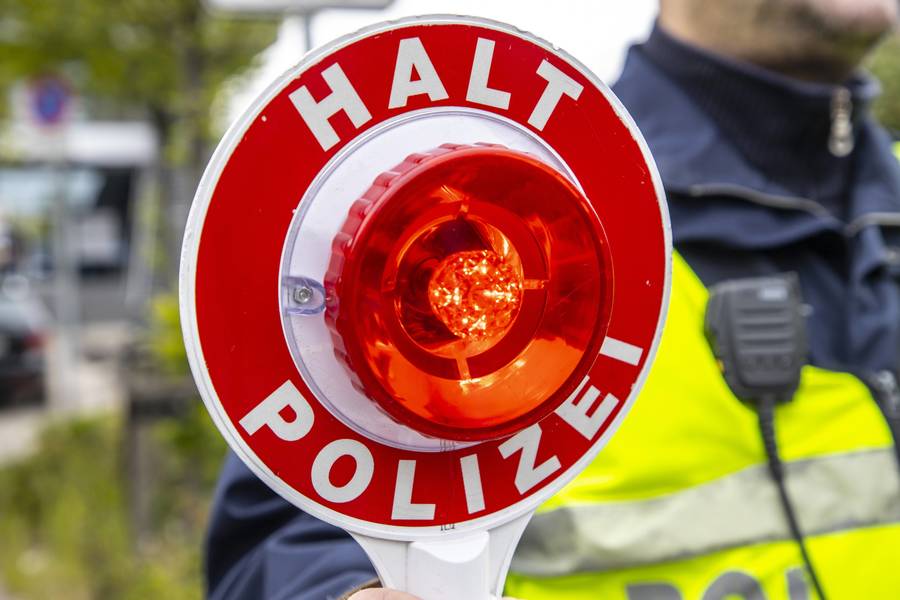 Achtung! Polizei warnt vor FALSCHEN Polizisten! Vater und Sohn bei gefakter Verkehrskontrolle ausgeraubt