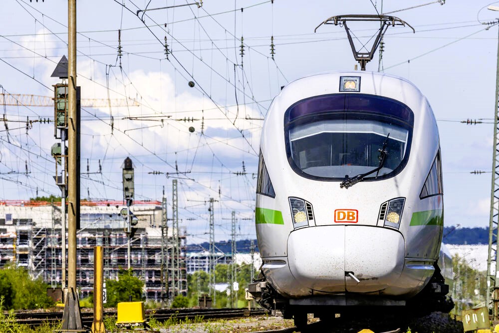 ICE bleibt auf riesiger Brücke liegen, Passagiere evakuiert! Soldaten sichern Zug und die Menschen!