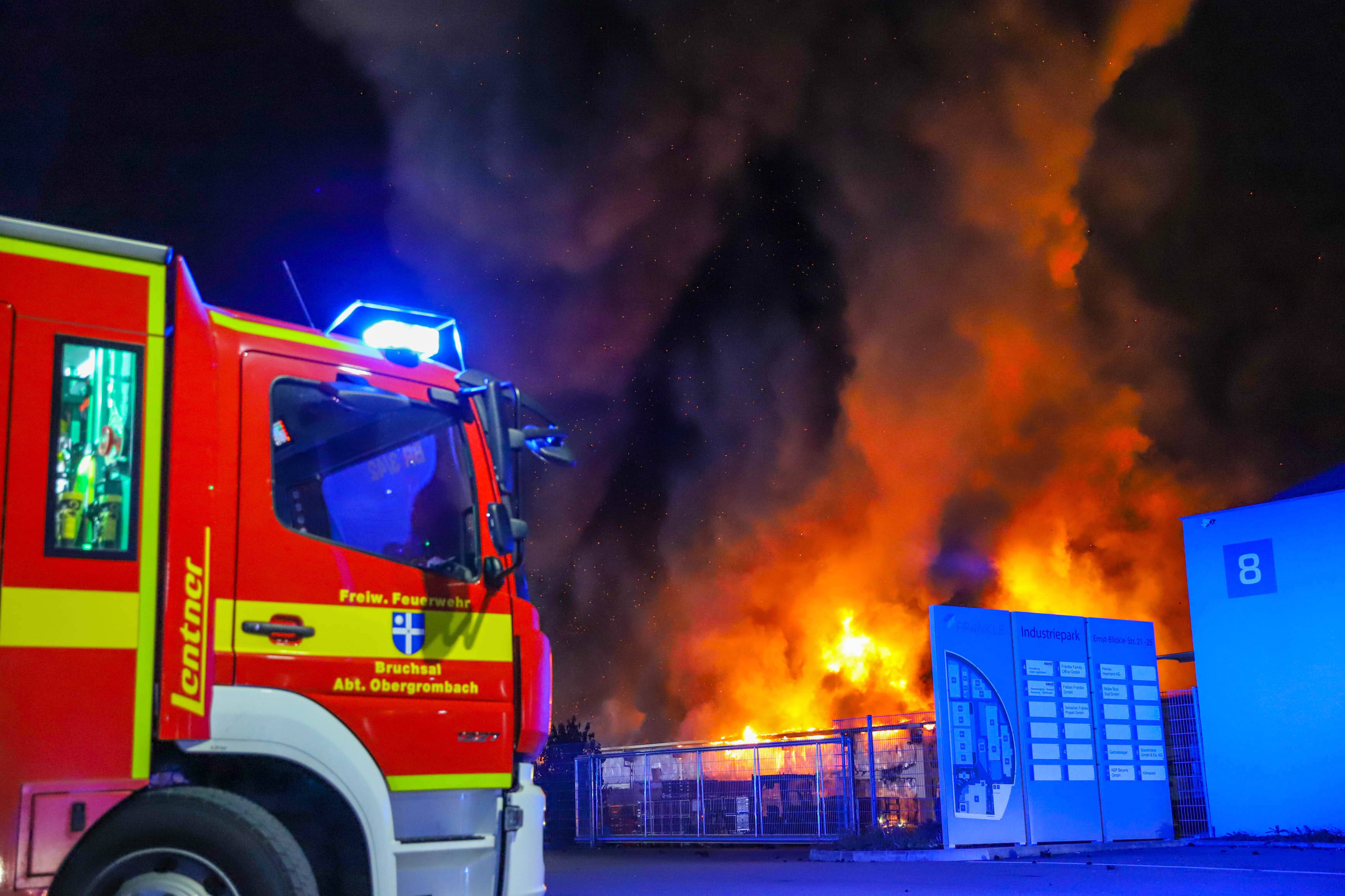 Flammenhölle - Papierfabrik steht seit 5 Tagen in Flammen! Feuerwehr kämpft verzweifelt gegen das Feuer