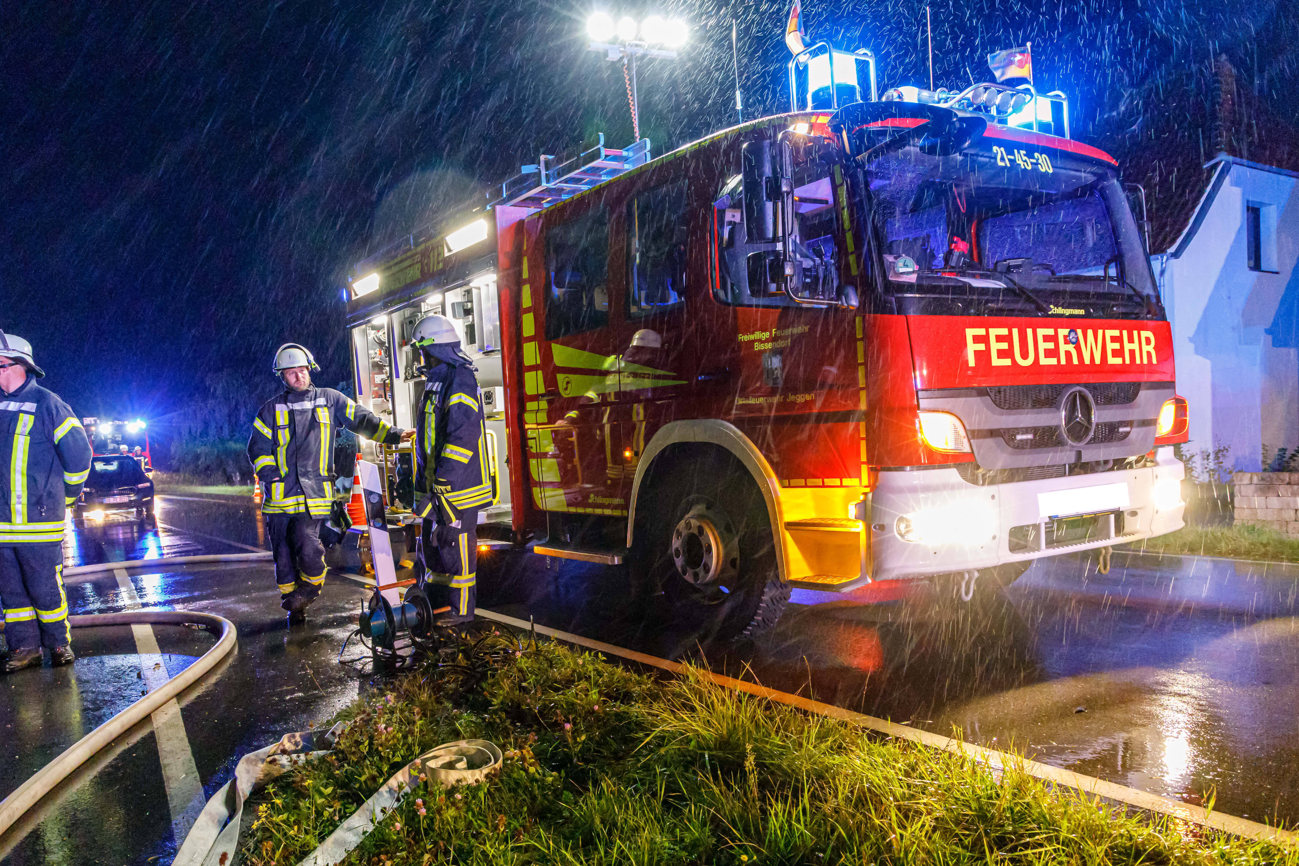 Feuerinferno in Berlin! 17 Menschen aus brennendem Mehrfamilienhaus gerettet - Großeinsatz der Rettungskräfte