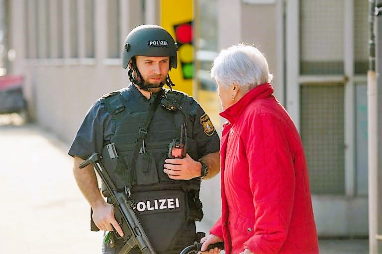 Enkel soll seine Großmutter (100) mit einem Beil geköpft haben - Schocktat in Hamburg vor Gericht