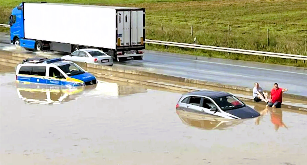 Unwetter-Chaos auf der Autobahn! Starkregen setzt alles unter Wasser! Unfall und Hubschrauber-Chaos!
