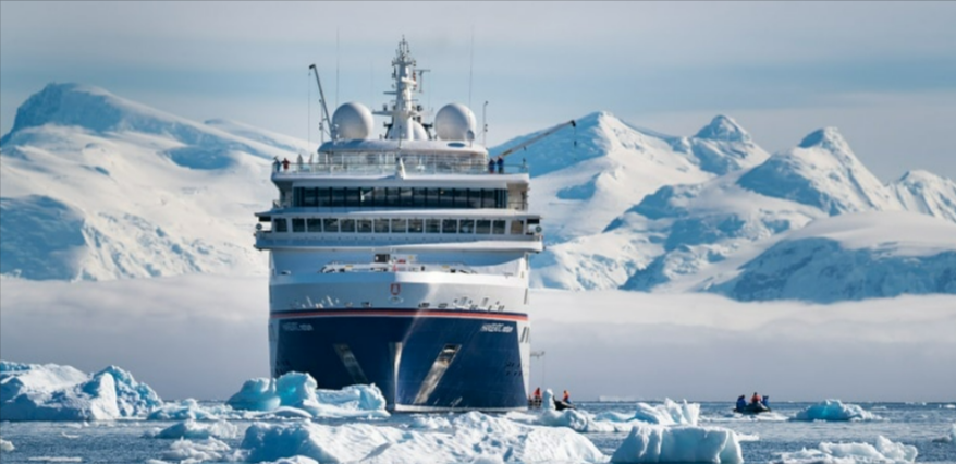 Luxus-Kreuzfahrtschiff vor Grönland auf Grund gelaufen - Mehr als 200 Passagiere harren an Bord aus!