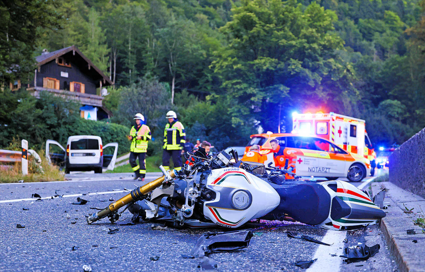 Vollsperrung! Tödlicher Unfall - Motorradfahrer stirbt an seinen erlittenen Verletzungen