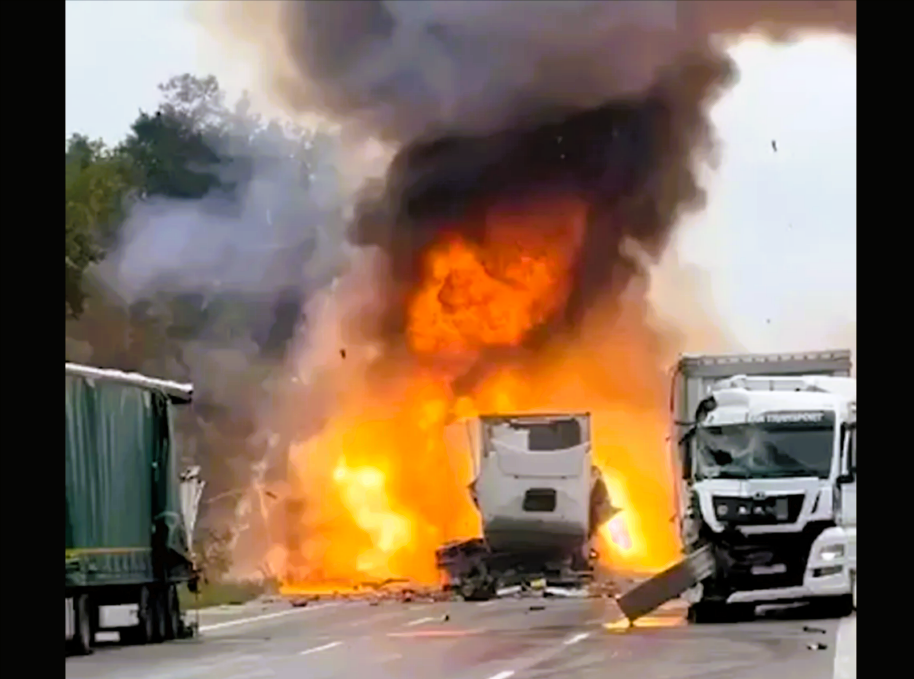 LKW-Fahrer stirbt nach Crash mit Stauende auf der Autobahn - Bergung des Todesopfer erweist sich als schwierig