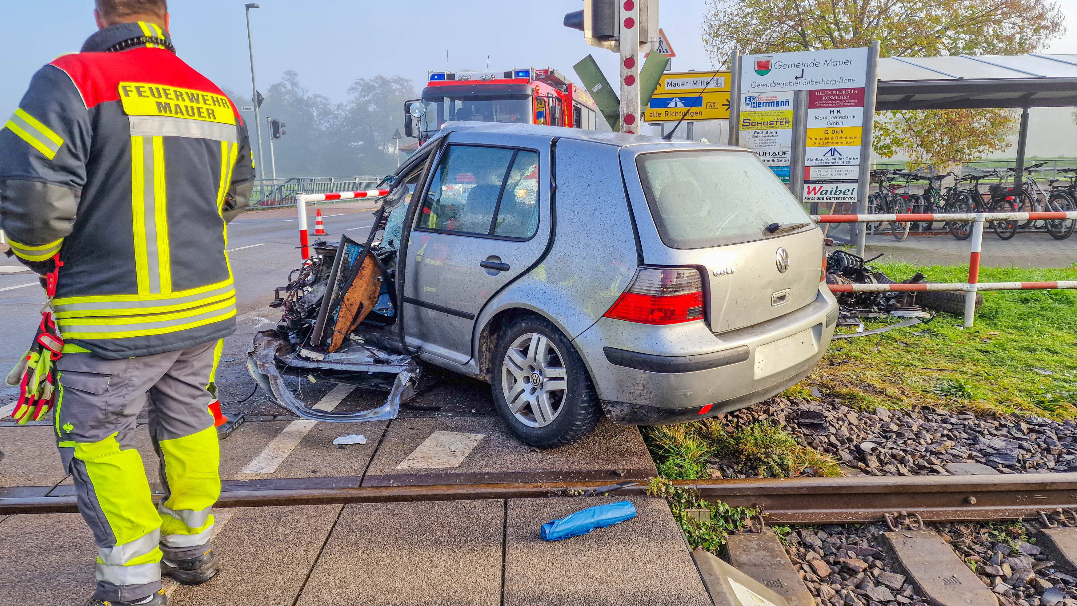 Schweres Zugunglück an Bahnübergang! Zug erfasst Pkw - Fahrer stirbt noch an der Unfallstelle