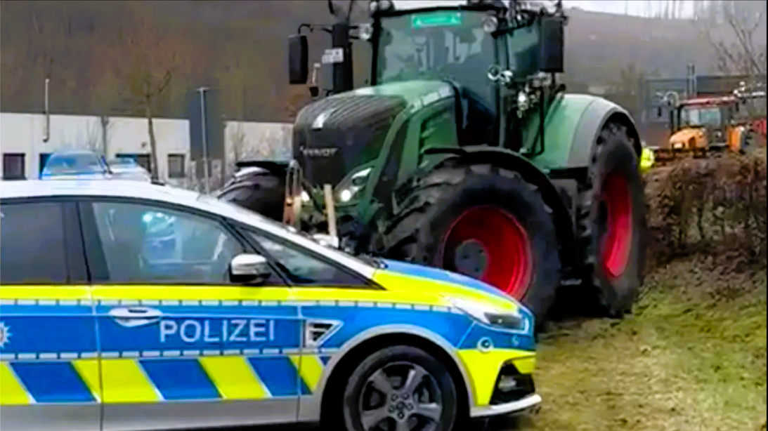 Bauer rast in Polizisten! Amokfahrt im Traktor - Bauer flippt auf Demo völlig aus - Polizist verletzt!