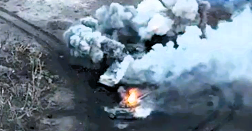 [Video]▶️ Putins Panzer rasen in die Falle! Russische Panzerkolonne steuert in Minenfeld