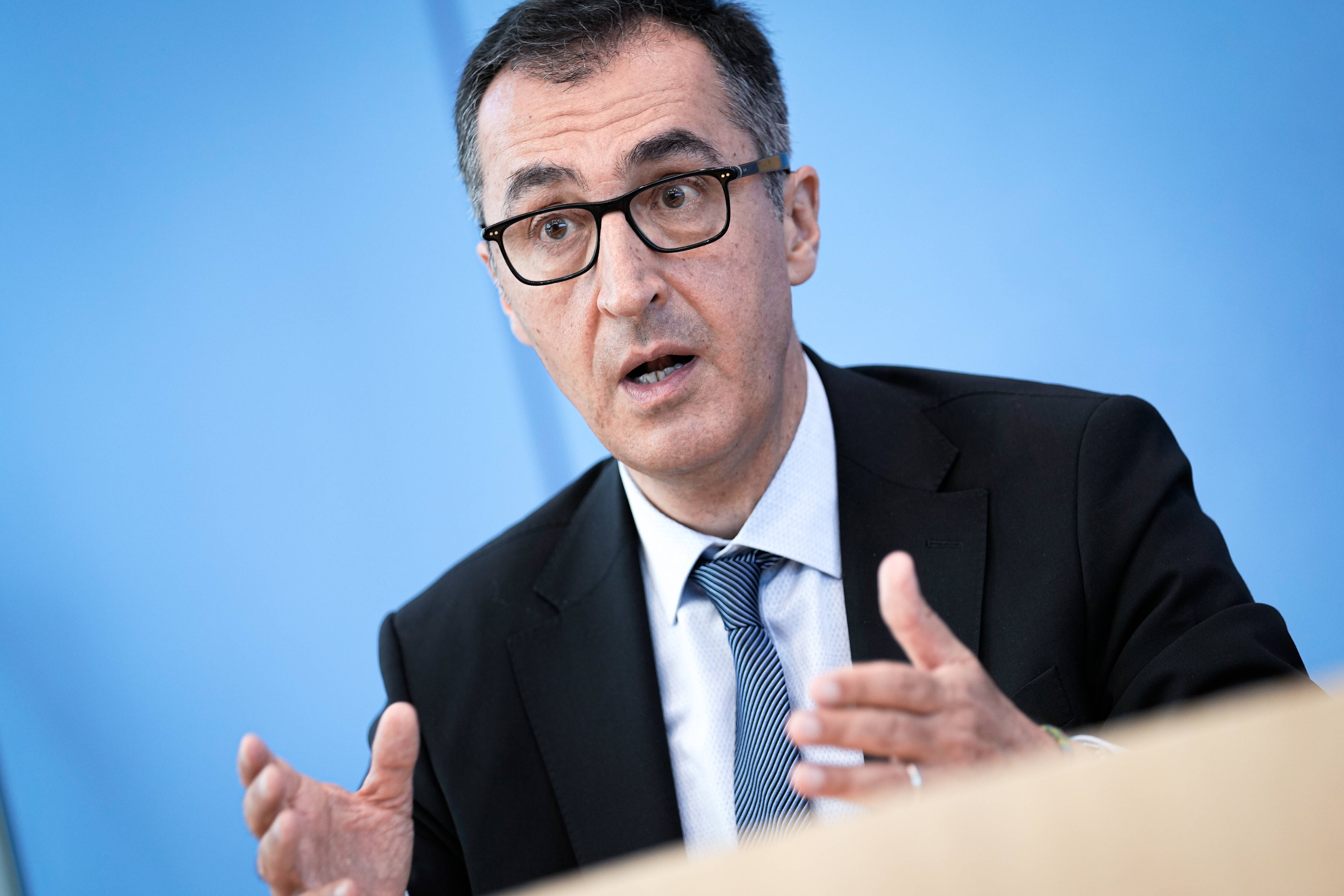 Kommt die "Bauern-Soli" - Fleisch, Käse & Milch bald teurer? Özdemir schlägt Soli für Landwirte vor!