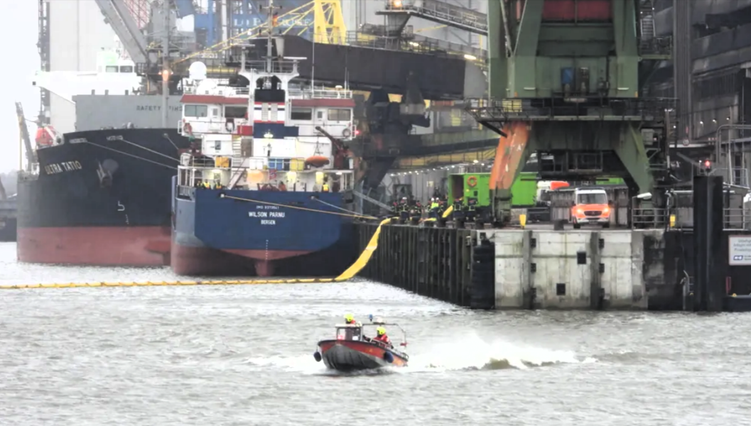 Frachtschiff sinkt im Hamburger Hafen! Schweres Schiffsunglück - Havarie legt Teile des Hafens lahm!
