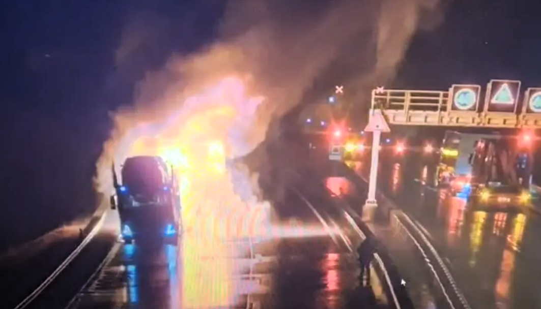 Feuer im längsten Autobahntunnel Deutschlands! LKW-Fahrer wird zum mutigen Held