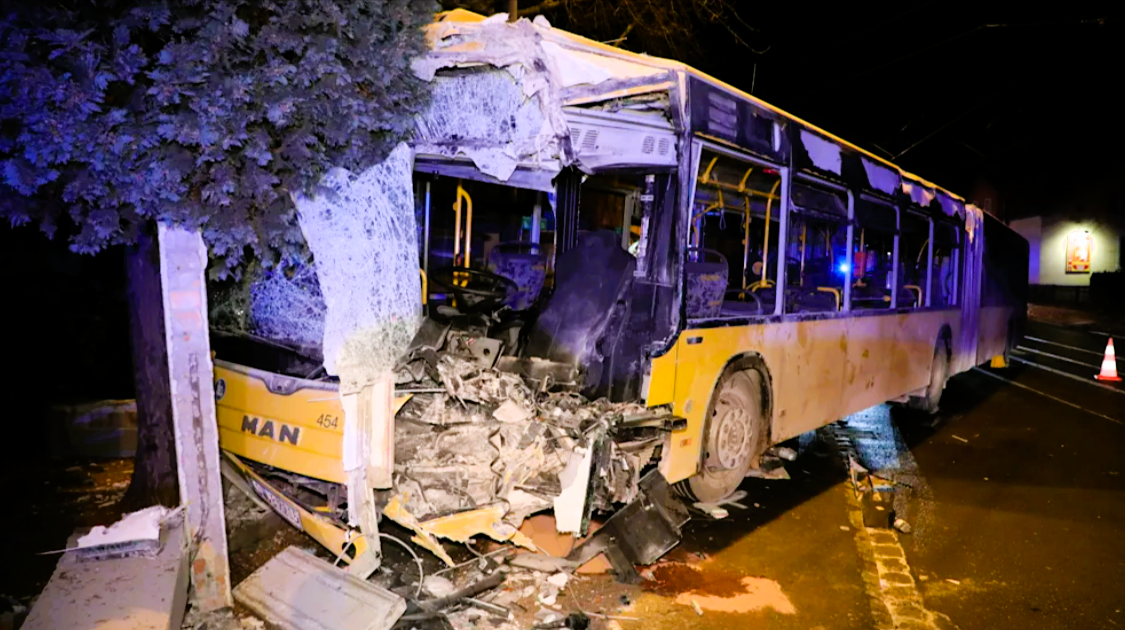 Horror-Unfall! Auto rast frontal in Karnevalsbus - vollbesetzt!