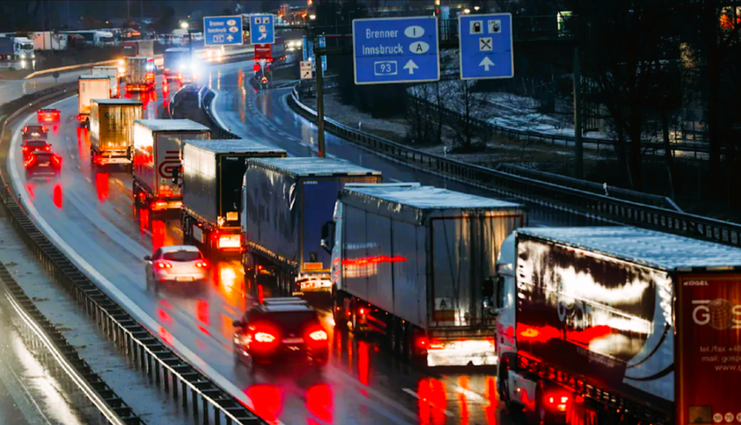 Autobahn-Sperrung! LKW verunglückt auf der Autobahn- Schwerlaster stürzt Böschung hinab